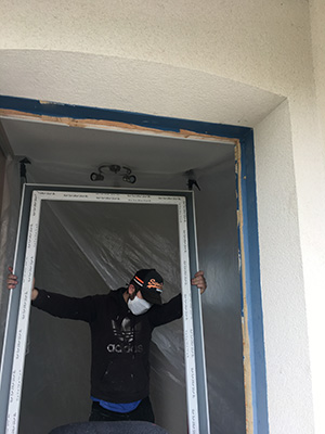 Pose de menuiseries a la Rochelle avec masque de protection - Menuiseries et Miroiterie d'Aunis