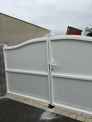 Pose d'un portail pvc Cadiou en avril 2020 par les Menuiseries d'Aunis