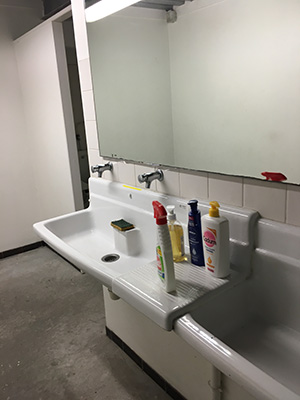 Reprise de l'activité de fabrication et pose de menuiseries : Mesures de protection contre le Covid 19 : nettoyage et désinfection des sanitaires des bureaux de La Miroiterie d'Aunis de La Rochelle