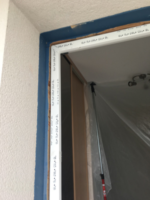 2 Chantier Menuiserie pendant Covid 2 détail pose dormant porte entrée renovation maison aigrefeuille