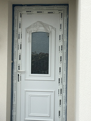 4 Chantier Menuiserie pendant Covid : Pose Ouvrant PVC REHAU à Aigrefeuille (La Rochelle)