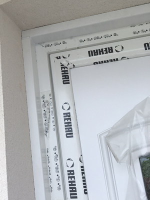 6 Chantier Menuiserie à Aigrefeuille proche De La Rochelle pendant Covid : détail de la pose de l'habillage