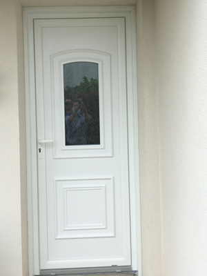 8 Chantier de rénovation de Menuiserie pendant Covid : pose d'une porte entrée PVC REHAU à La Rochelle (Aigrefeuille)