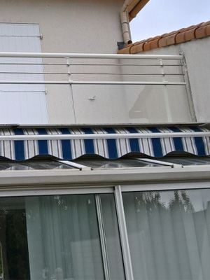 Pose d’un garde corps vitré sur mesure par les Menuiseries d'Aunis de La Rochelle