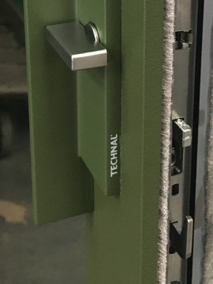 Fabricant de Menuiserie à La Rochelle : detail bouton porte vert aluminium Technal