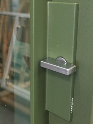 Fabricant de Menuiserie à La Rochelle : detail serrure porte coulissante TECHNAL