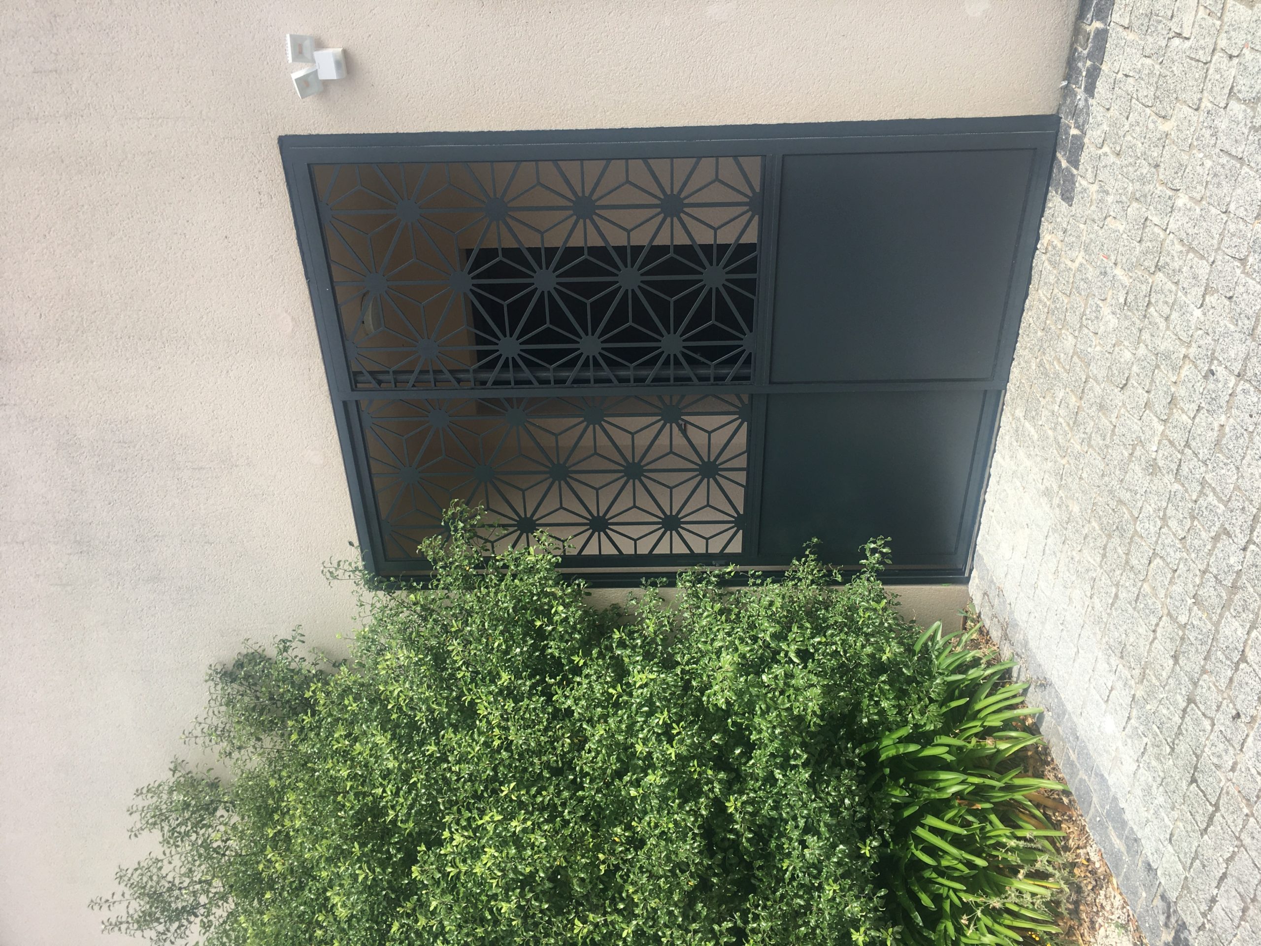 Porte coulissante extérieure en aluminium - Miroiterie et Menuiseries d'Aunis La Rochelle