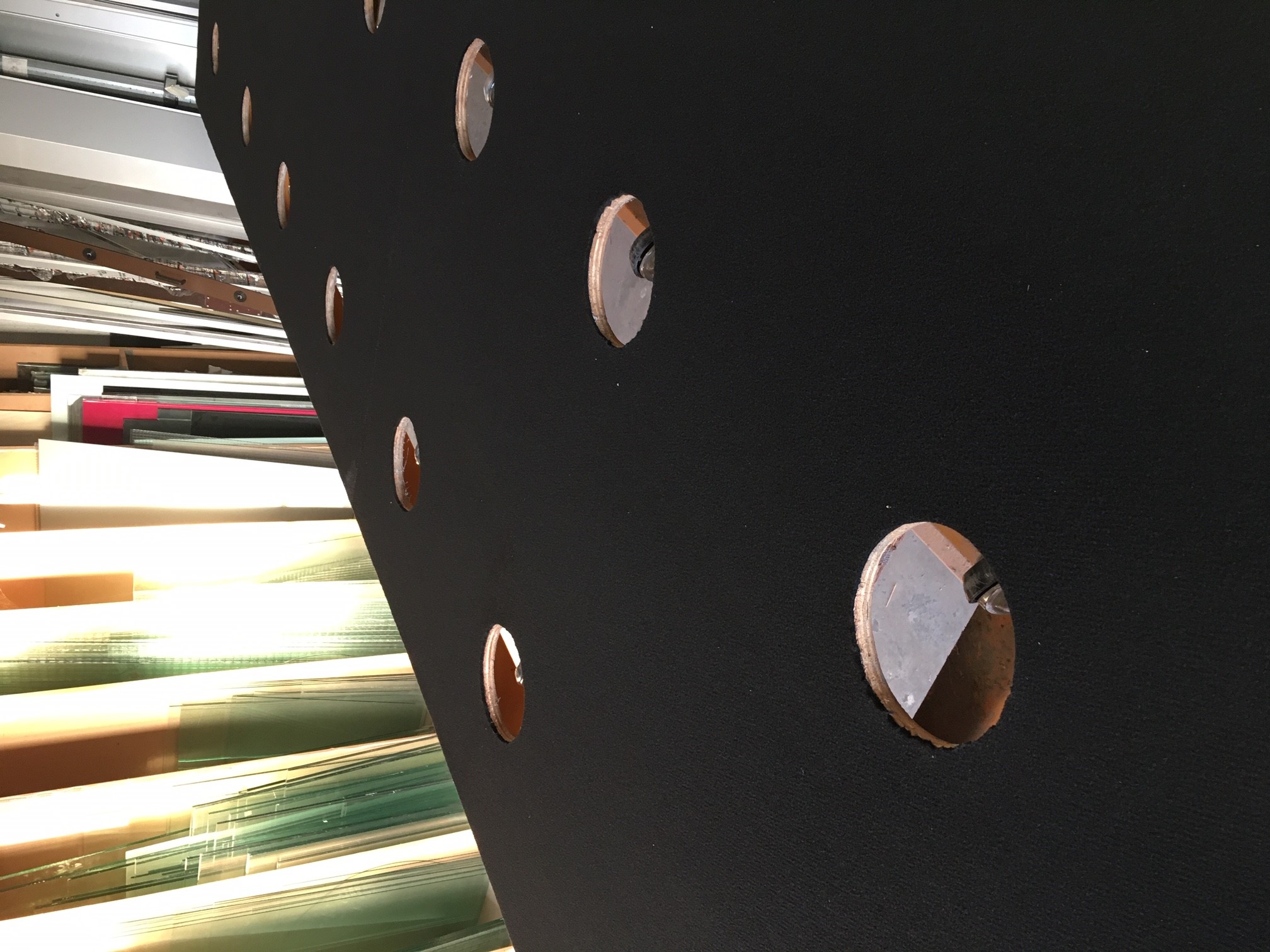 Découpe de verre sur mesure la Rochelle détail de la Table de découpe de la Miroiterie d'Aunis