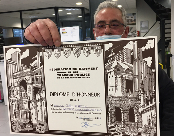 Remise de la médaille du Mérite du travail à Gilles Alarcon – Miroiterie & Menuiseries d’Aunis