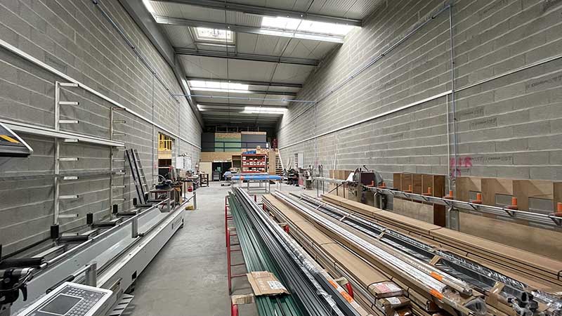 Atelier de fabrication de menuiseries aluminium Technal à La Rochelle