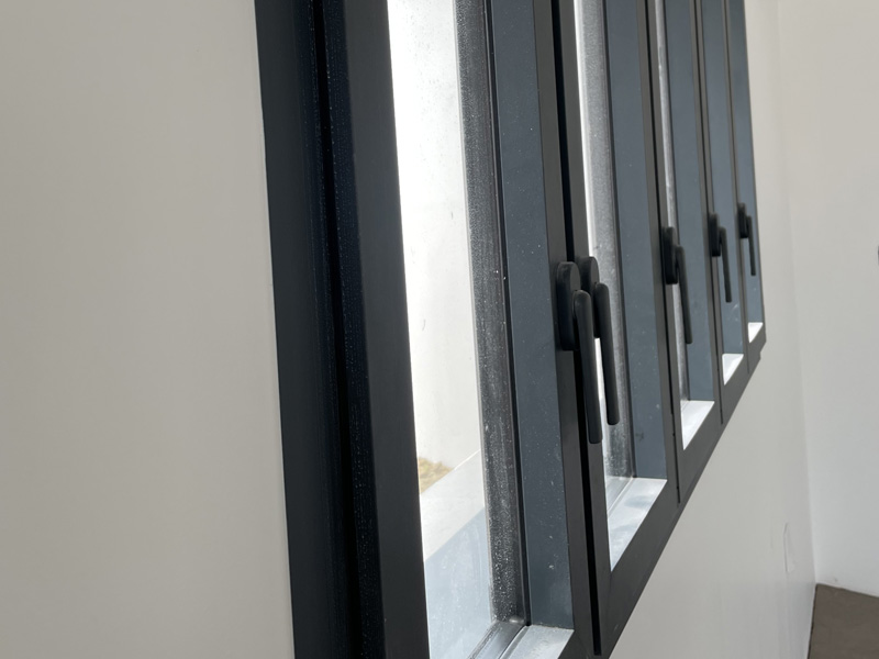 Fenêtres avec poignées plates sur mesure posées sur l'Ile de Ré. Modèle Soleal par Technal