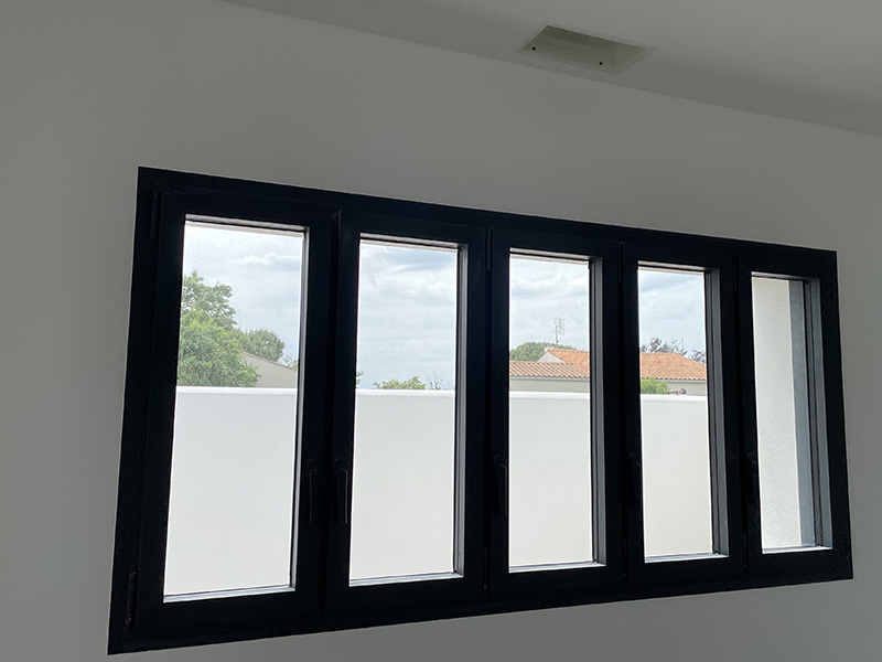 Fenêtres oscillo-battantes sur mesure sur l'Il de Ré modèle Soleal de Technal