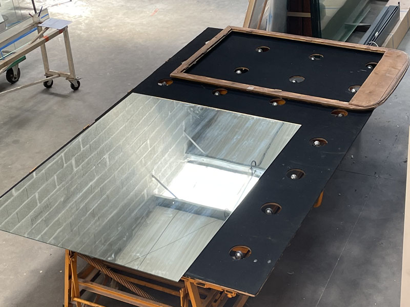 Rénovation d'un grand miroir ancien avec un cadre en bois avec moulures par la Miroiterie d'Aunis de La Rochelle