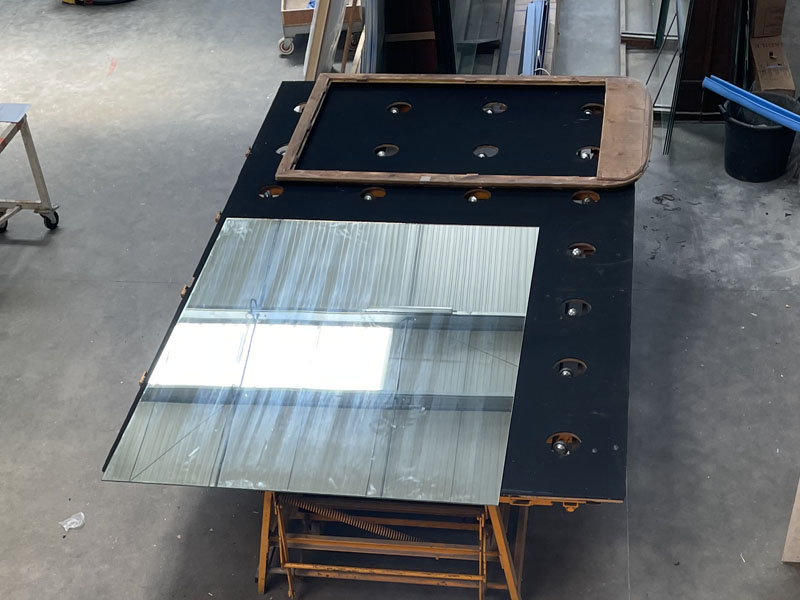 Rénovation d'un grand miroir ancien à La Rochelle par la Miroiterie d'Aunis