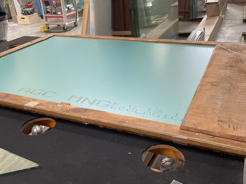 Rénovation miroir ancien : remise en place du fond en bois dans les ateliers de La Rochelle