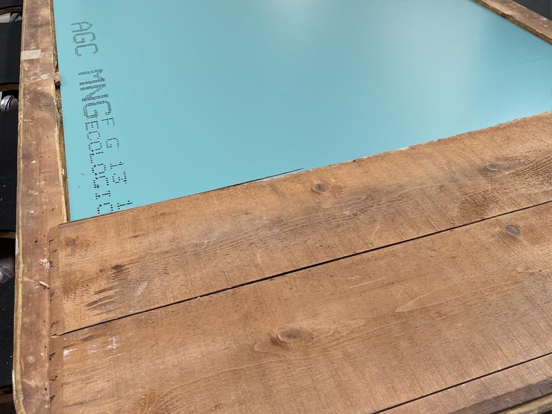 Rénovation d'un miroir ancien avec pose d'un nouveau miroir dans cadre bois avec moulures dans nos ateliers de La Rochelle