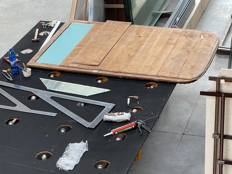 Rénovation d'un miroir ancien avec mise en place dernière planche de fermeture La Rochelle