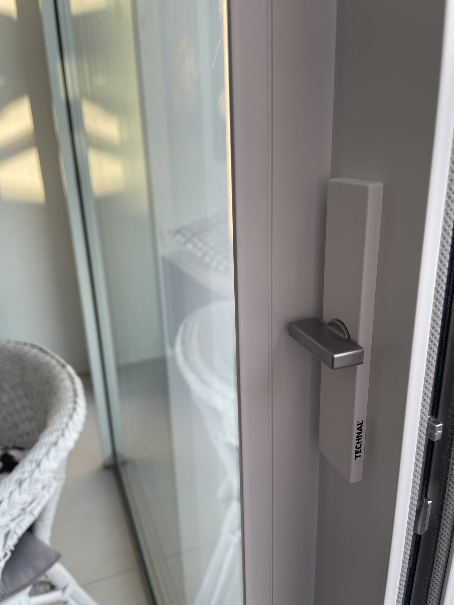 Détail des poignées d'ouverture d'une véranda Technal à Vaux sur mer - Royan