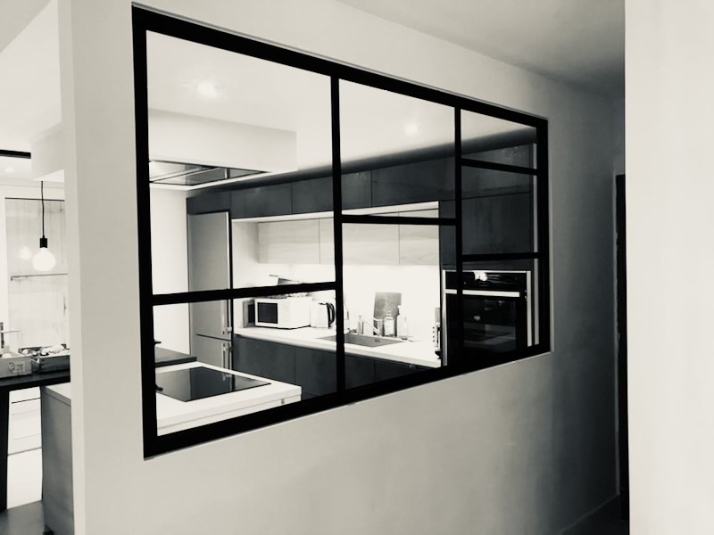 Verrière moderne sur mesure entre cuisine et hall d'entrée crée, fabriquée et installée à La Rochelle
