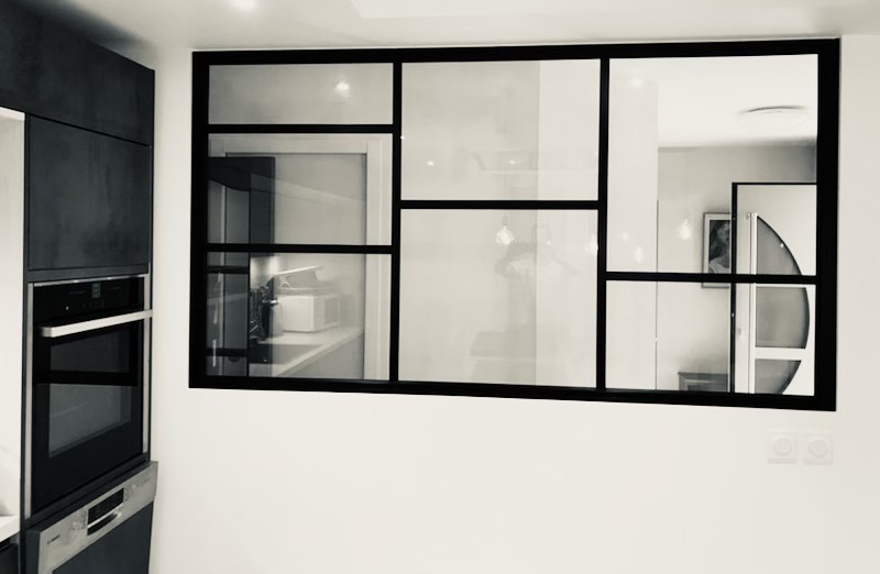 Verrière moderne sur mesure entre une cuisine et le salon d'une maison de La Rochelle